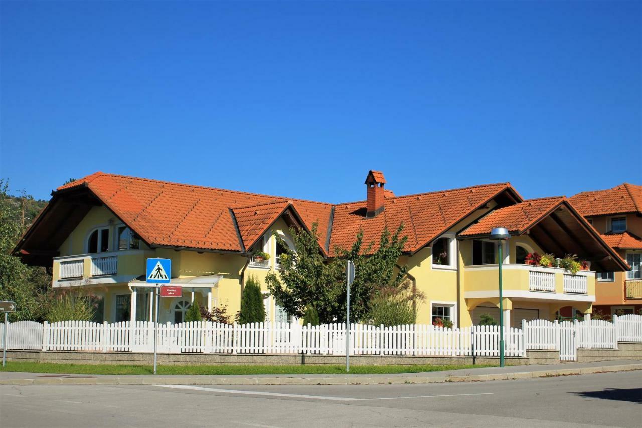 Yellow Dreamhouse Postojna Exterior photo