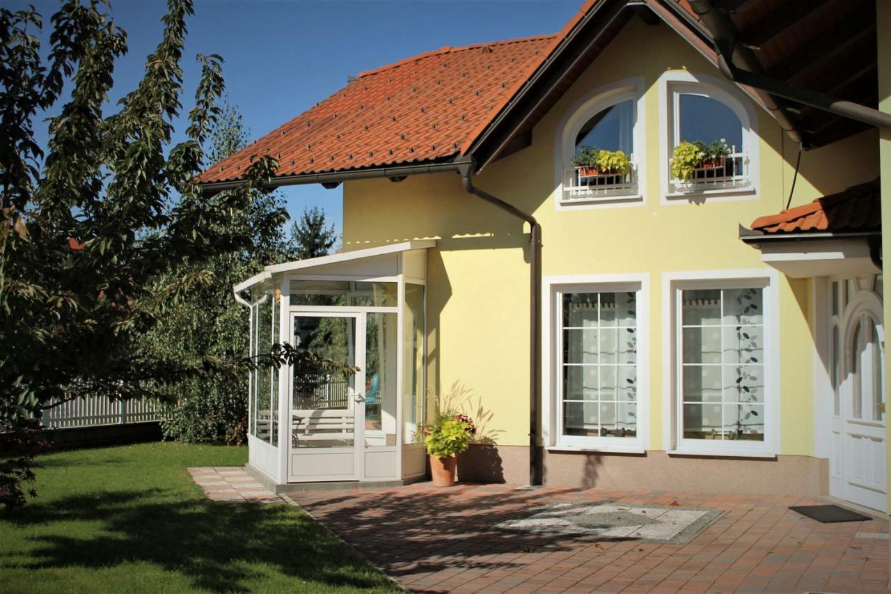 Yellow Dreamhouse Postojna Exterior photo