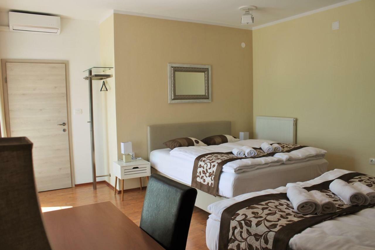 Yellow Dreamhouse Postojna Exterior photo